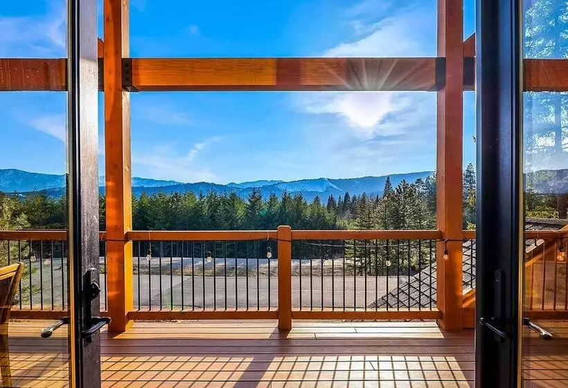 Cle Elum Cabin W/ Hot Tub & Breathtaking View
