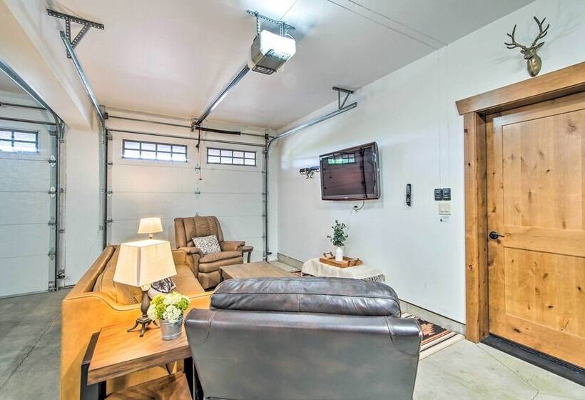 Cle Elum Cabin W/ Hot Tub & Breathtaking View