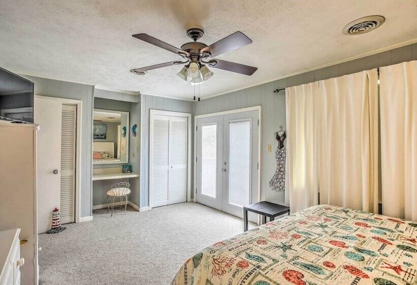 Walk To Beach: Family Home Near Barefoot Landing!