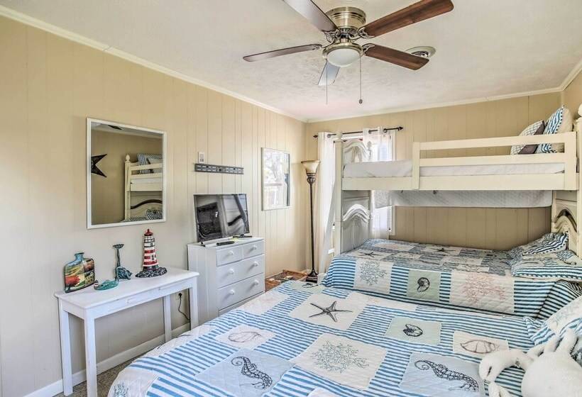 Walk To Beach: Family Home Near Barefoot Landing!