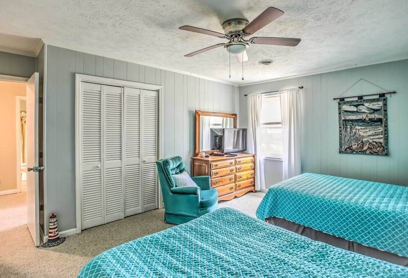 Walk To Beach: Family Home Near Barefoot Landing!