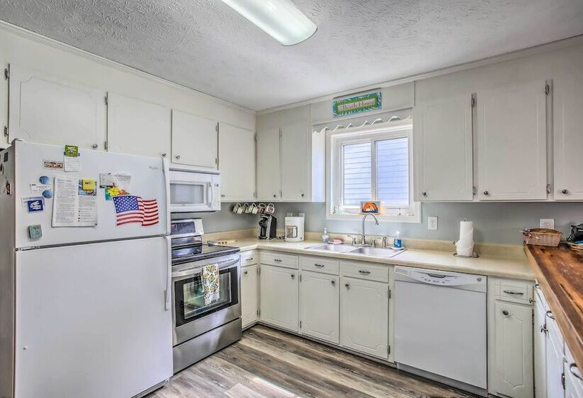 Walk To Beach: Family Home Near Barefoot Landing!