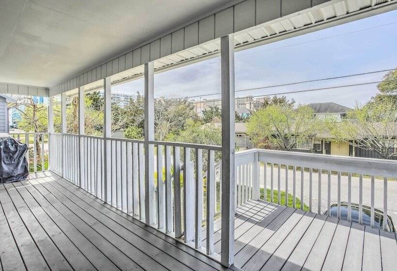 Walk To Beach: Family Home Near Barefoot Landing!