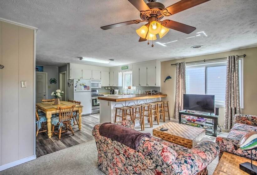 Walk To Beach: Family Home Near Barefoot Landing!