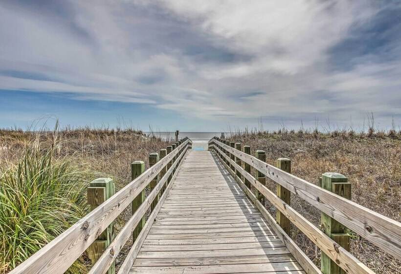 Walk To Beach: Family Home Near Barefoot Landing!