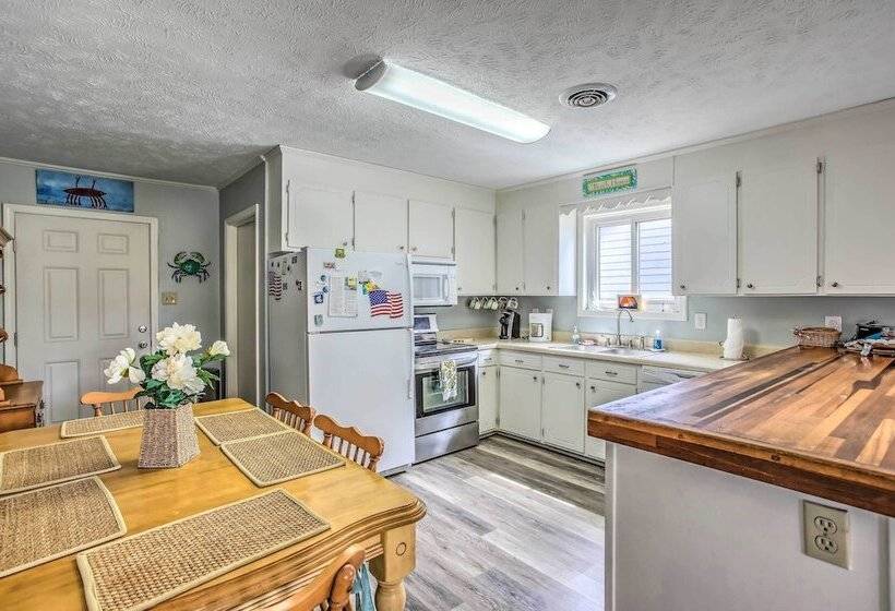 Walk To Beach: Family Home Near Barefoot Landing!