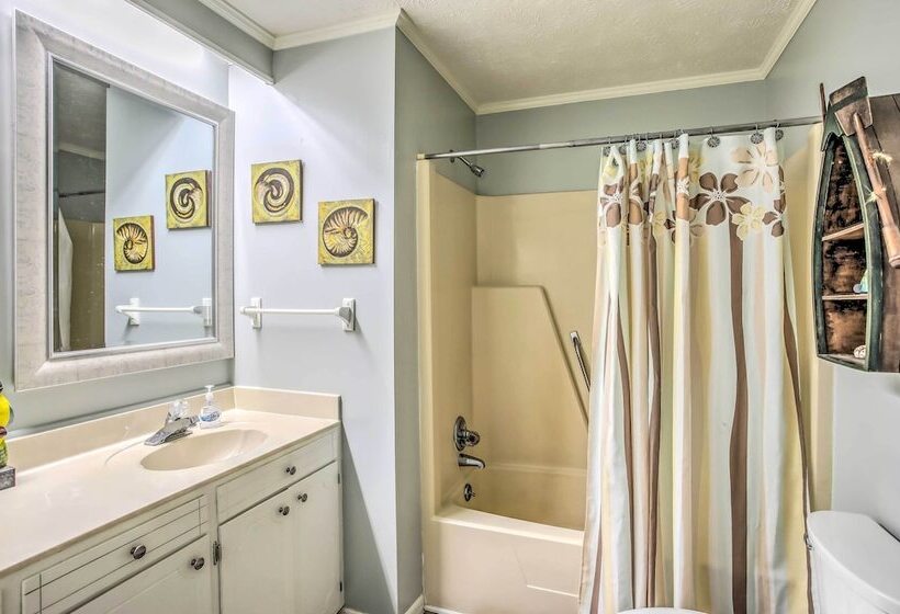 Walk To Beach: Family Home Near Barefoot Landing!