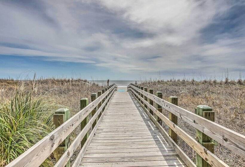 Walk To Beach: Family Home Near Barefoot Landing!