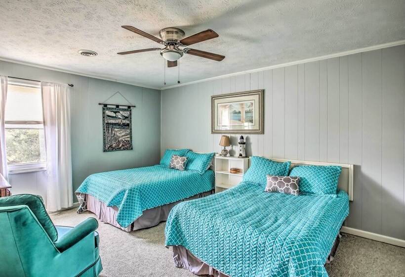 Walk To Beach: Family Home Near Barefoot Landing!