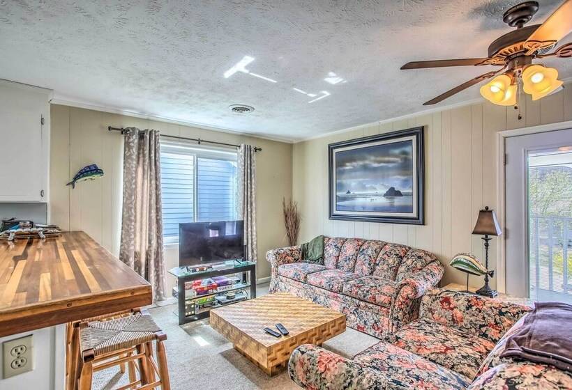 Walk To Beach: Family Home Near Barefoot Landing!