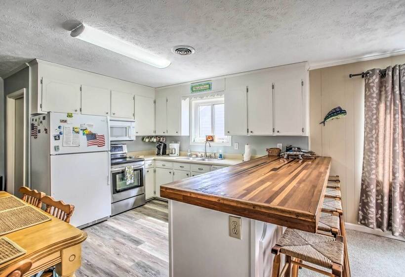 Walk To Beach: Family Home Near Barefoot Landing!