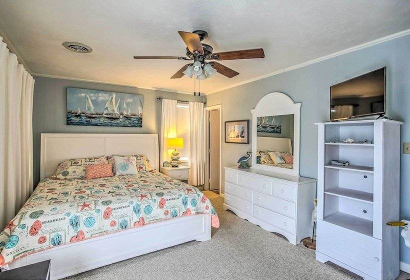 Walk To Beach: Family Home Near Barefoot Landing!