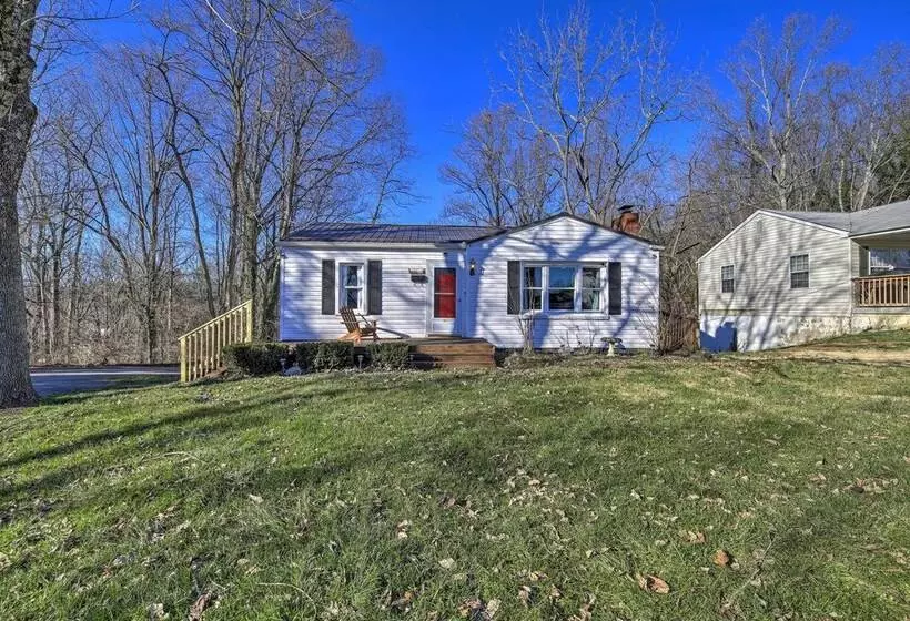 Cozy Bristol Home W/ Yard ~ 1 Mile To Downtown!