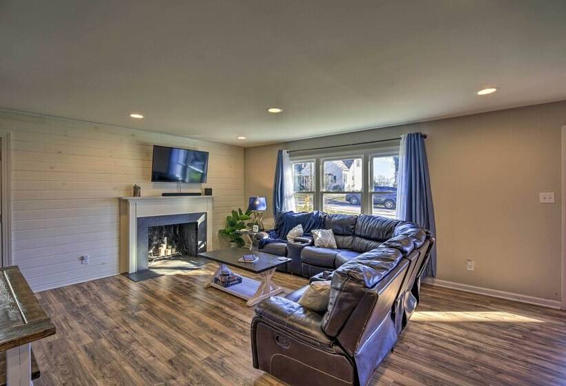 Cozy Bristol Home W/ Yard ~ 1 Mile To Downtown!