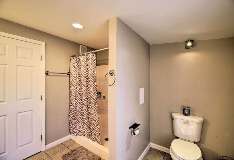 Cozy Bristol Home W/ Yard ~ 1 Mile To Downtown!