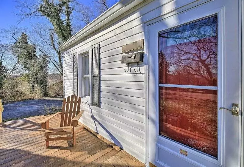 Cozy Bristol Home W/ Yard ~ 1 Mile To Downtown!