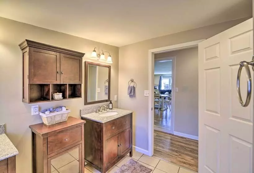 Cozy Bristol Home W/ Yard ~ 1 Mile To Downtown!