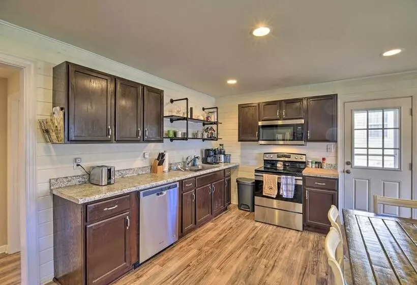 Cozy Bristol Home W/ Yard ~ 1 Mile To Downtown!