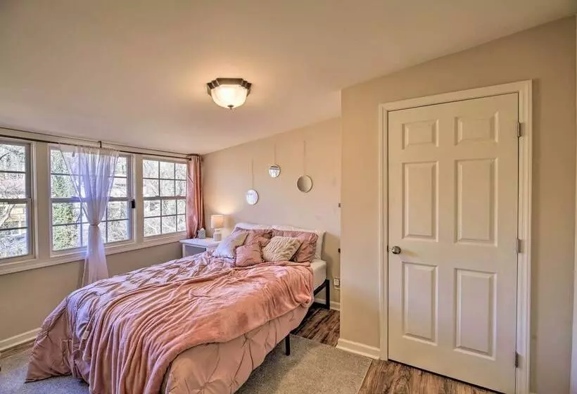 Cozy Bristol Home W/ Yard ~ 1 Mile To Downtown!