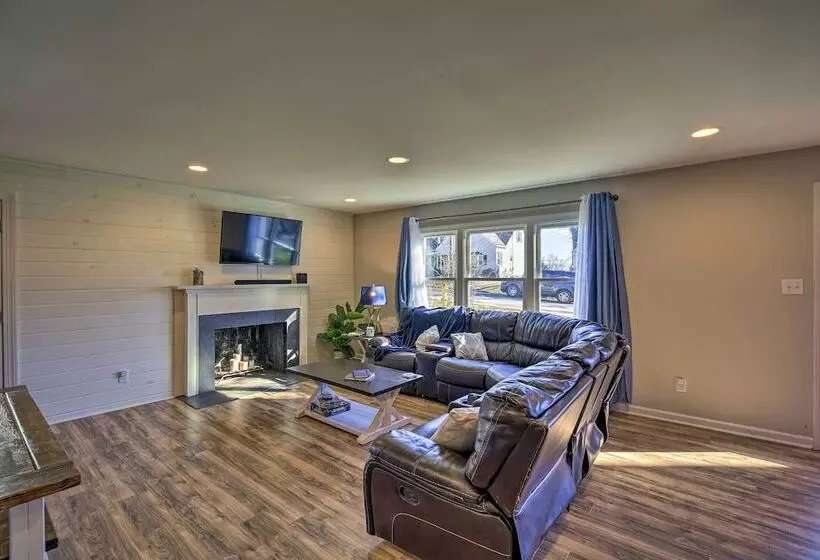 Cozy Bristol Home W/ Yard ~ 1 Mile To Downtown!