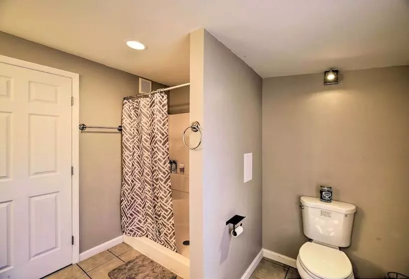 Cozy Bristol Home W/ Yard ~ 1 Mile To Downtown!