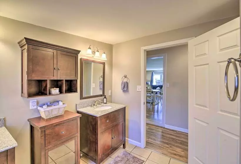 Cozy Bristol Home W/ Yard ~ 1 Mile To Downtown!