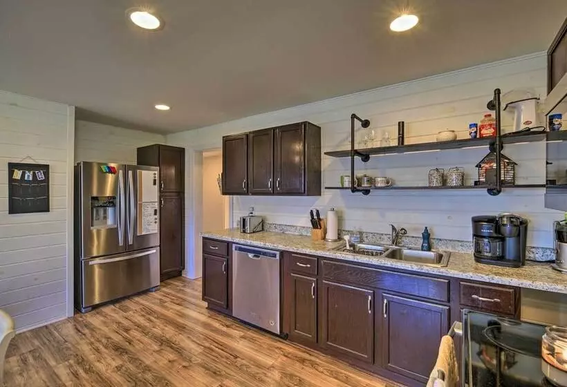 Cozy Bristol Home W/ Yard ~ 1 Mile To Downtown!