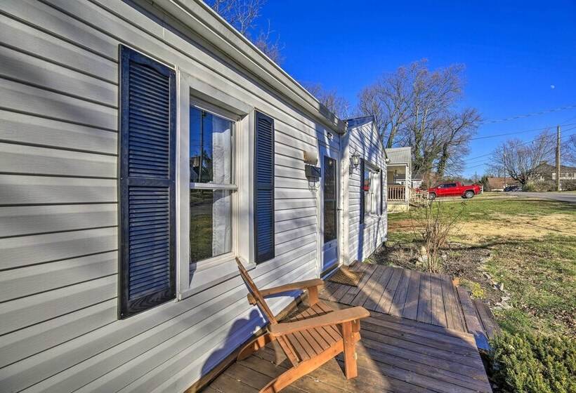 Cozy Bristol Home W/ Yard ~ 1 Mile To Downtown!