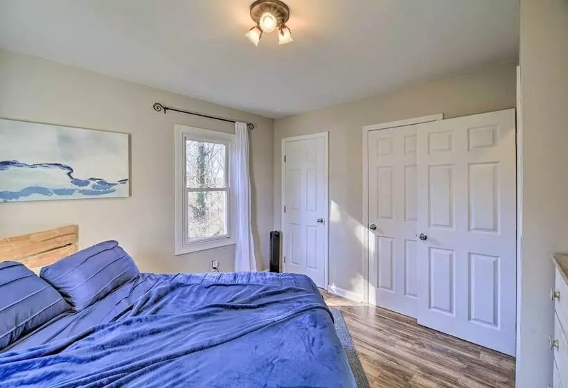 Cozy Bristol Home W/ Yard ~ 1 Mile To Downtown!