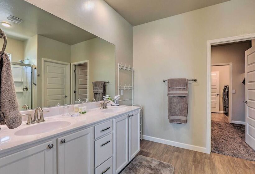 Delightful Family Friendly House W/ Fire Pit!