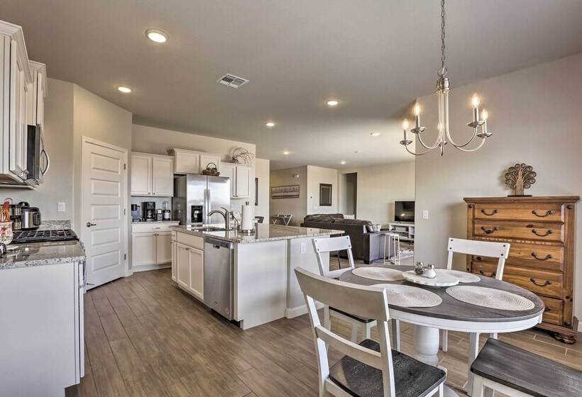 Delightful Family Friendly House W/ Fire Pit!