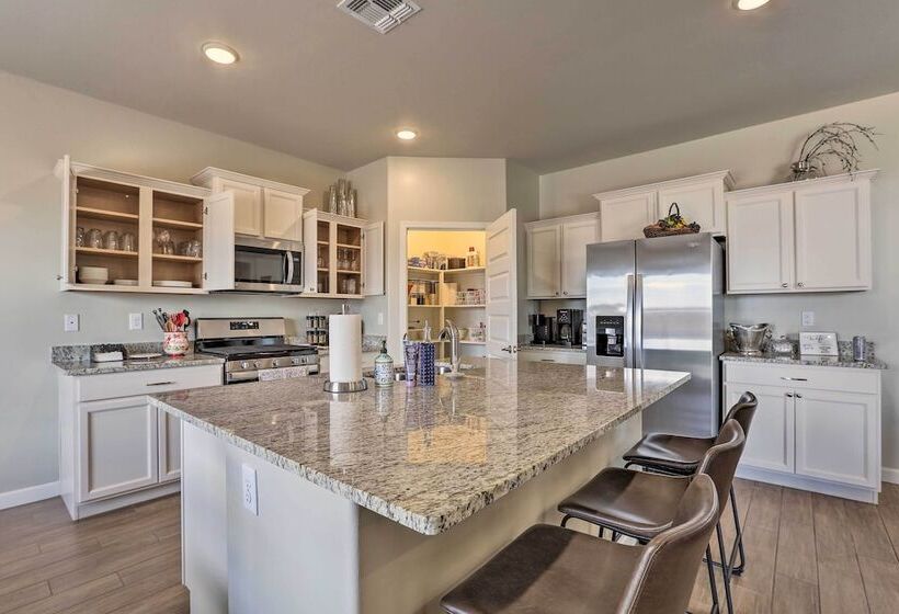 Delightful Family Friendly House W/ Fire Pit!