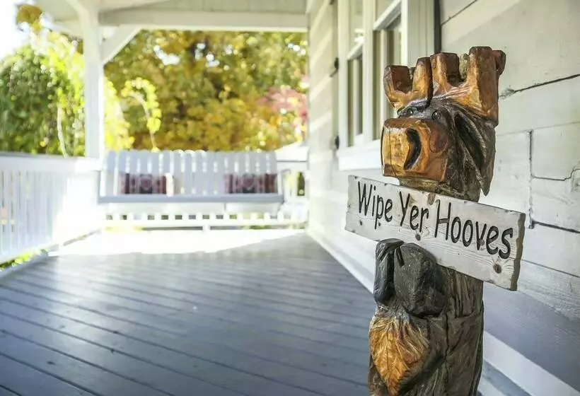 Family Home W/ Porch & Center Hill Lake Views!