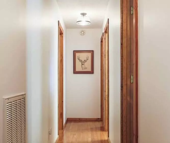 Family Home W/ Porch & Center Hill Lake Views!