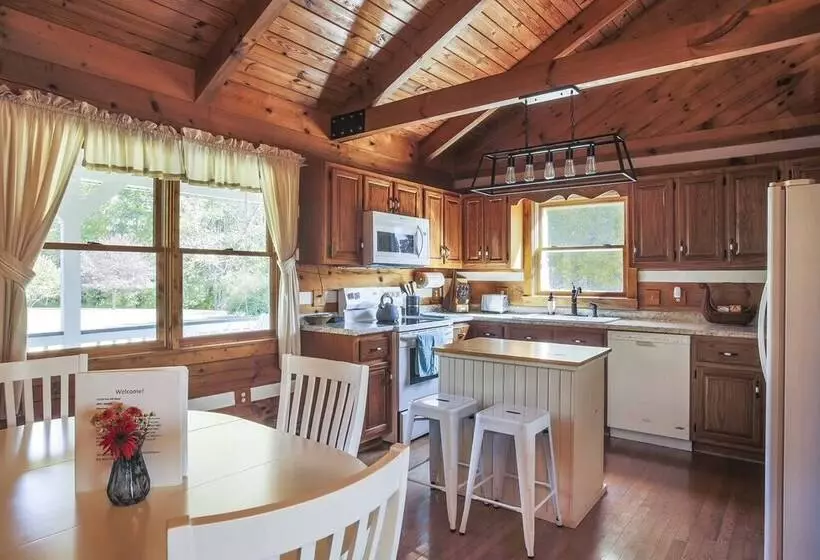 Family Home W/ Porch & Center Hill Lake Views!