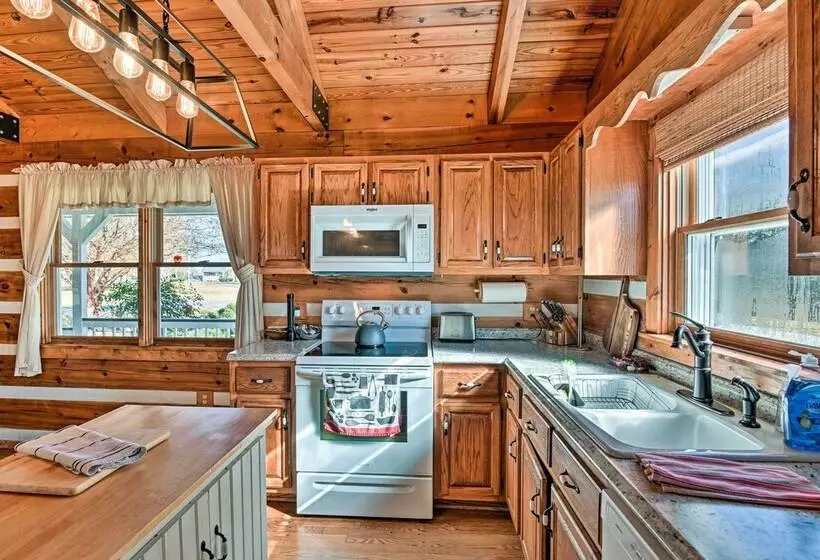 Family Home W/ Porch & Center Hill Lake Views!