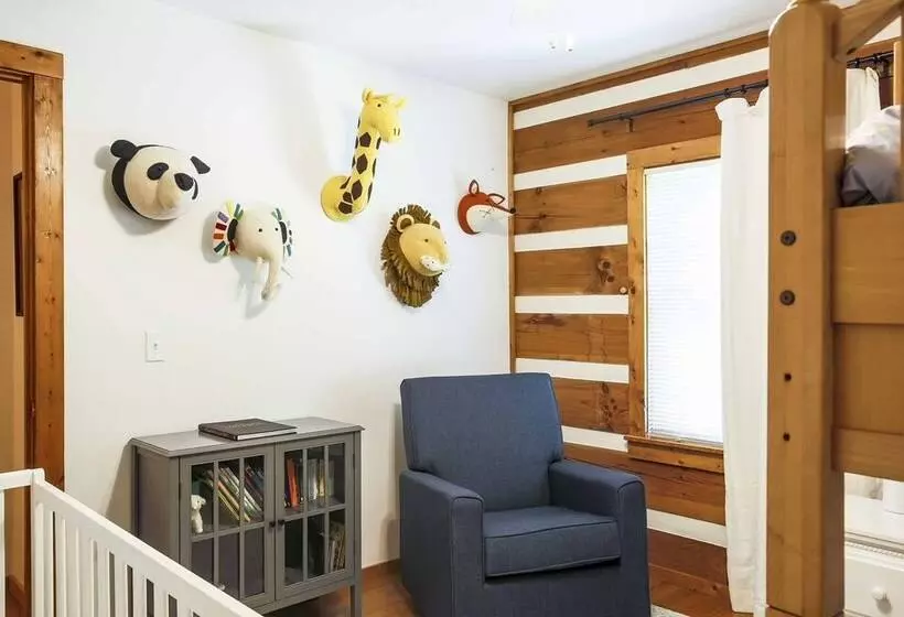 Family Home W/ Porch & Center Hill Lake Views!