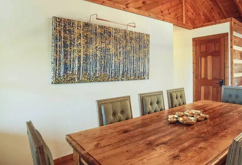 Family Home W/ Porch & Center Hill Lake Views!