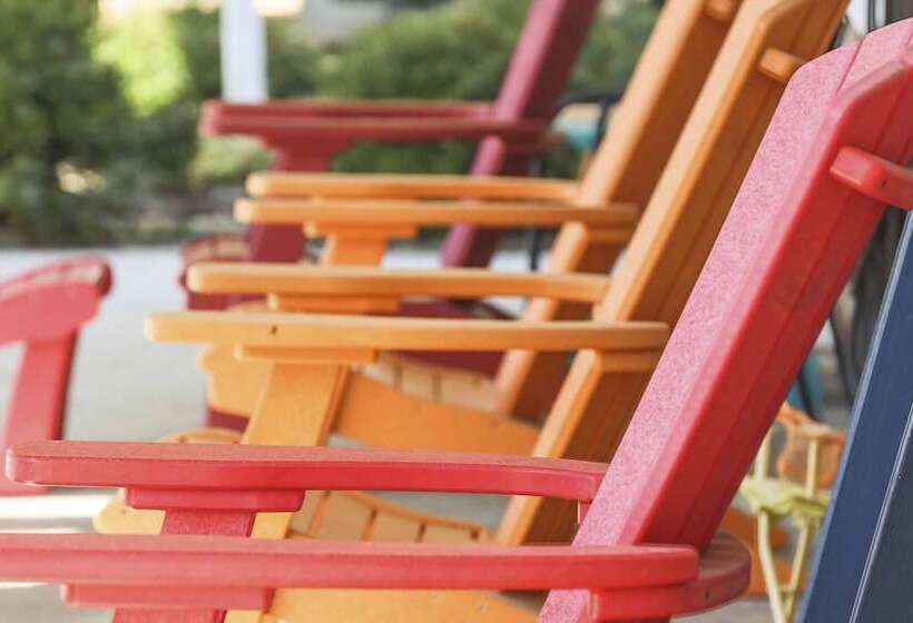 Family Home W/ Porch & Center Hill Lake Views!