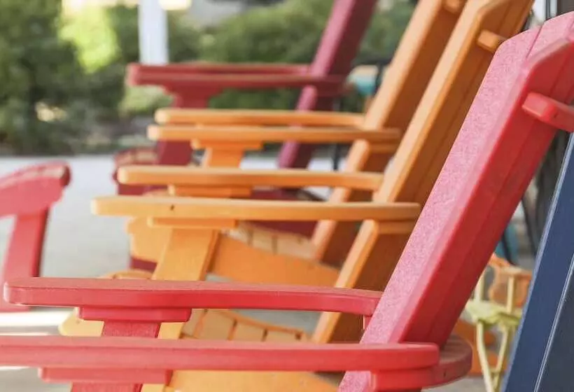 Family Home W/ Porch & Center Hill Lake Views!