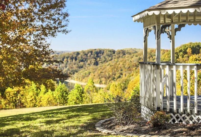 Family Home W/ Porch & Center Hill Lake Views!