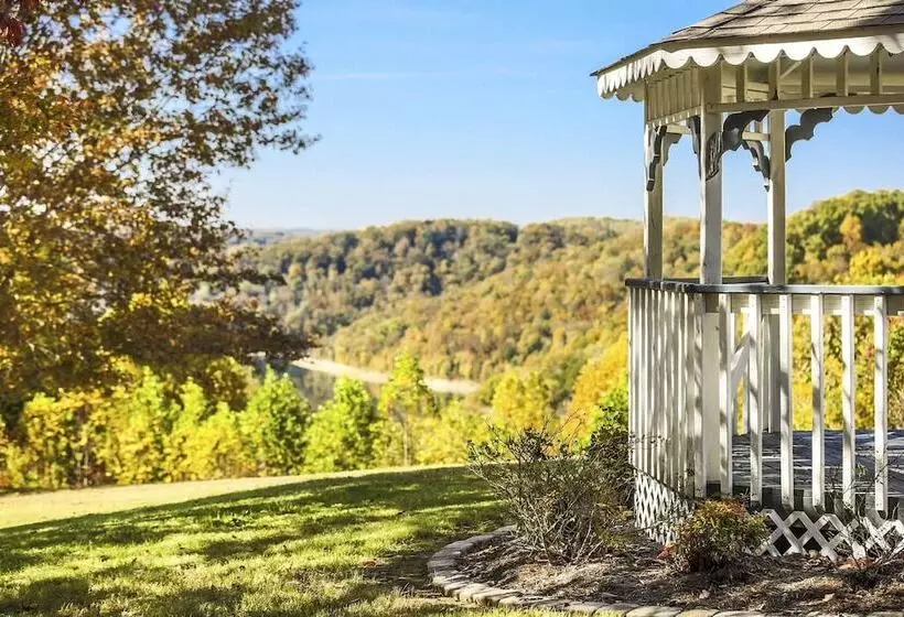 Family Home W/ Porch & Center Hill Lake Views!