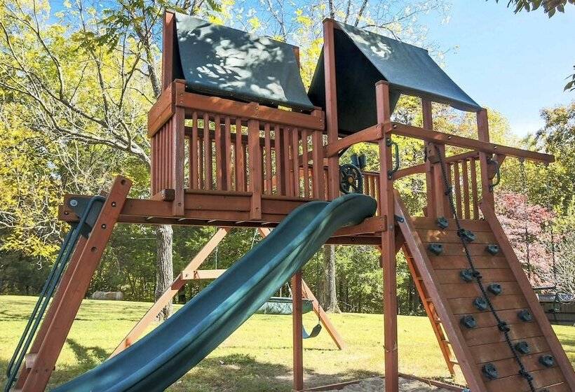 Family Home W/ Porch & Center Hill Lake Views!