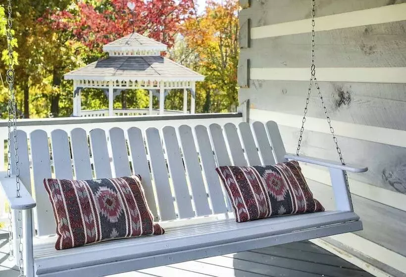 Family Home W/ Porch & Center Hill Lake Views!