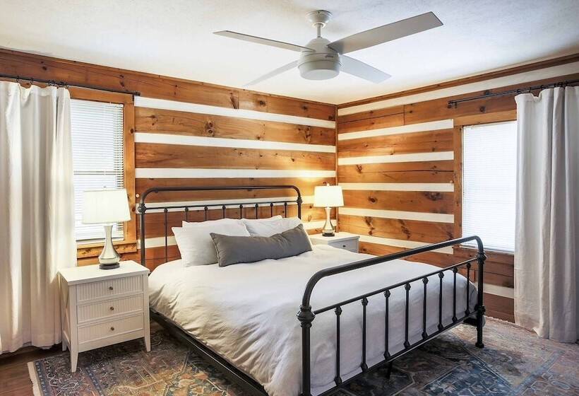 Family Home W/ Porch & Center Hill Lake Views!