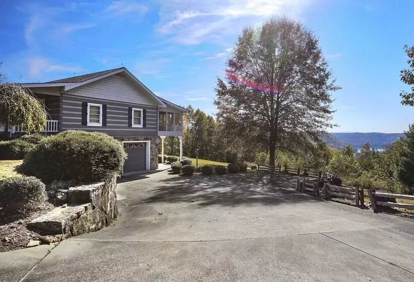 Family Home W/ Porch & Center Hill Lake Views!