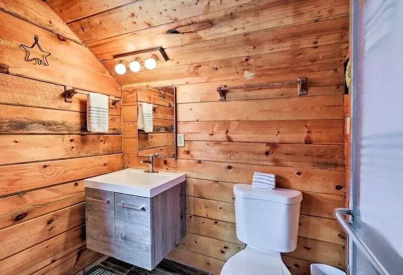 Fully Remodeled Munds Park Cabin: Deck & Fireplace