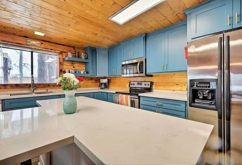 Fully Remodeled Munds Park Cabin: Deck & Fireplace