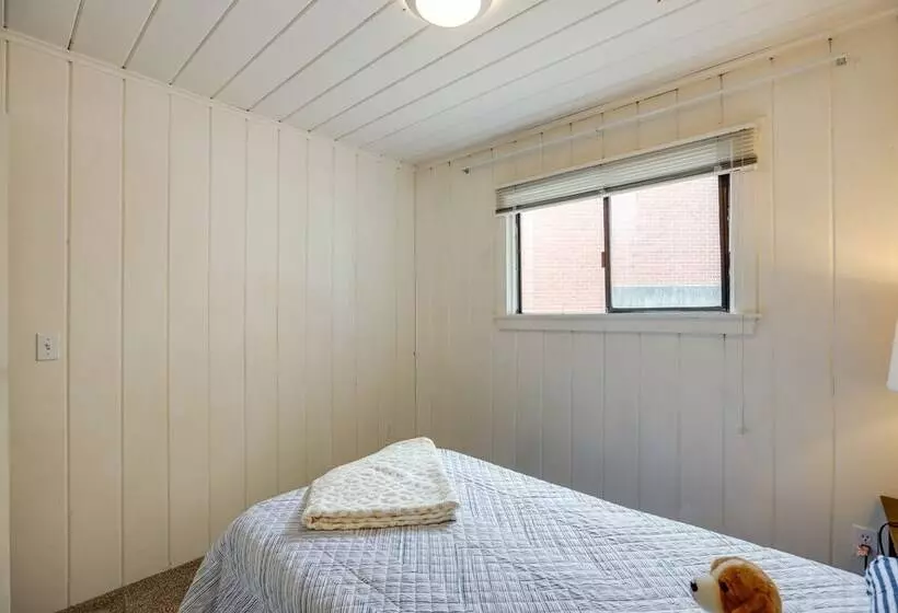 Hilltop Hideout W/ Sweeping Birch Bay Views