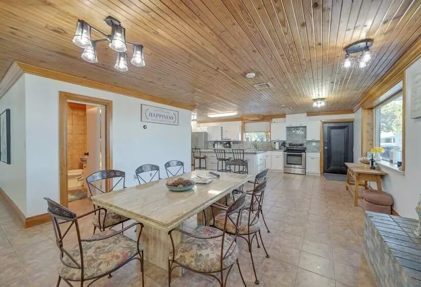 Lakefront Eufaula Escape W/ Dock + Private Beach!